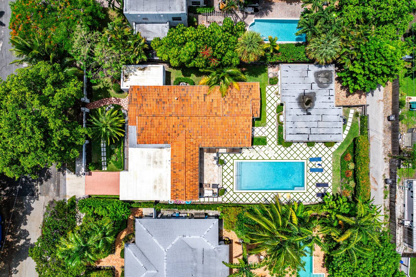 Luxury Beachside Resort Pool w/ Outdoor Kitchen