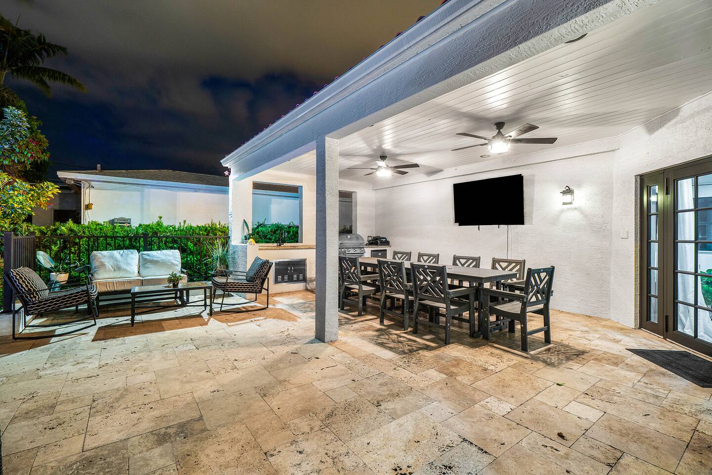 Luxury Beachside Resort Pool w/ Outdoor Kitchen