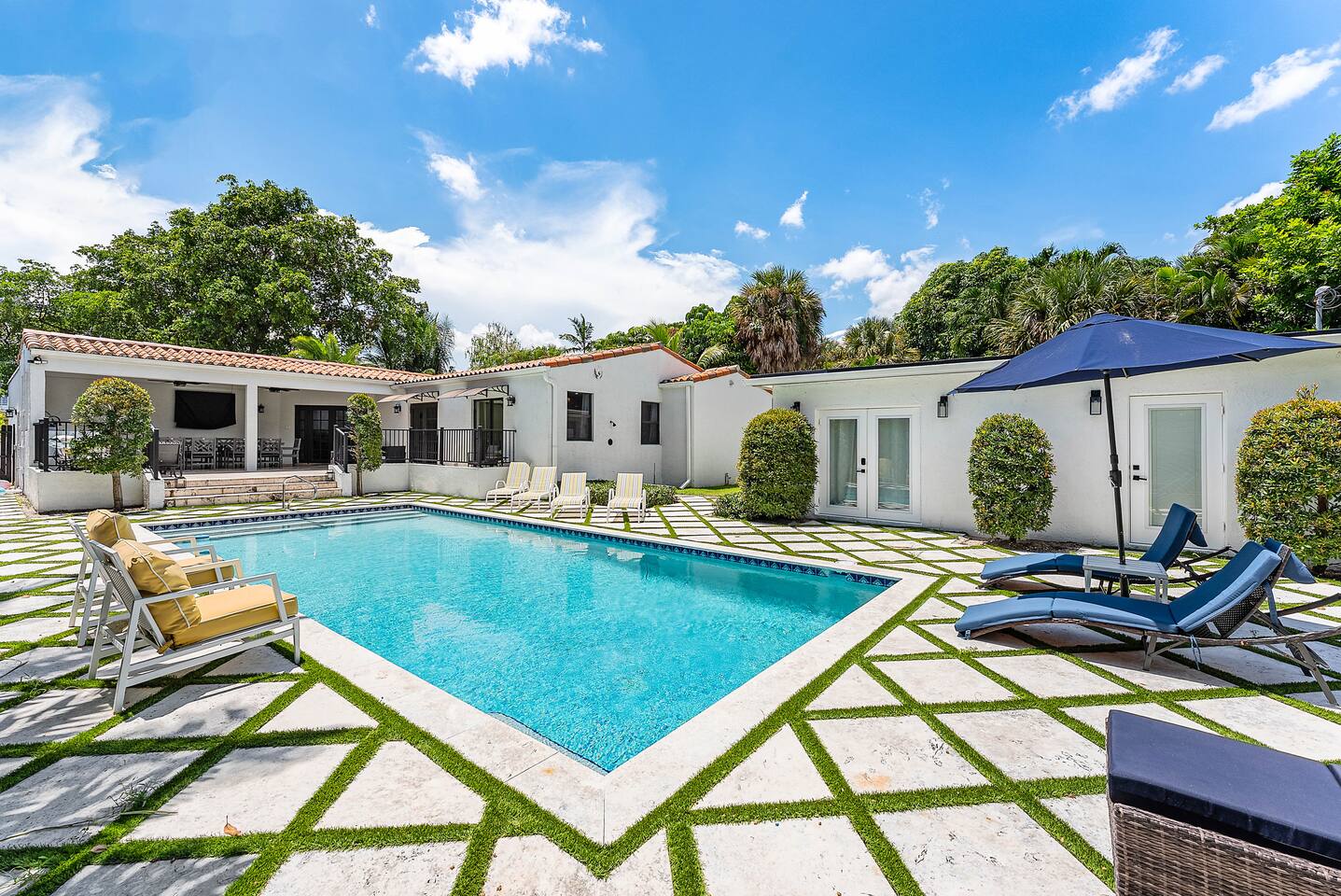 Luxury Beachside Resort Pool w/ Outdoor Kitchen