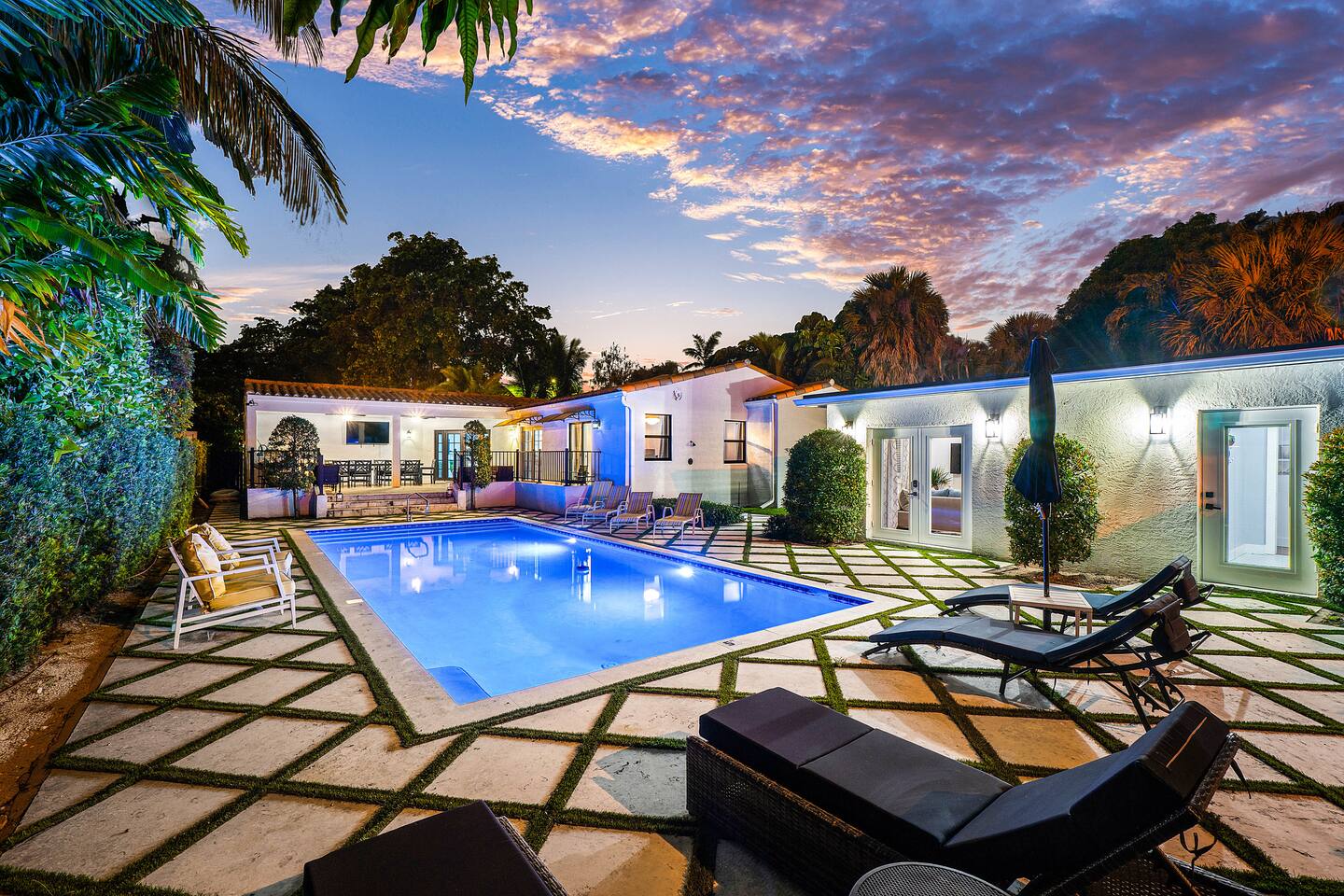 Luxury Beachside Resort Pool w/ Outdoor Kitchen — West Palm Beach — vacation rental