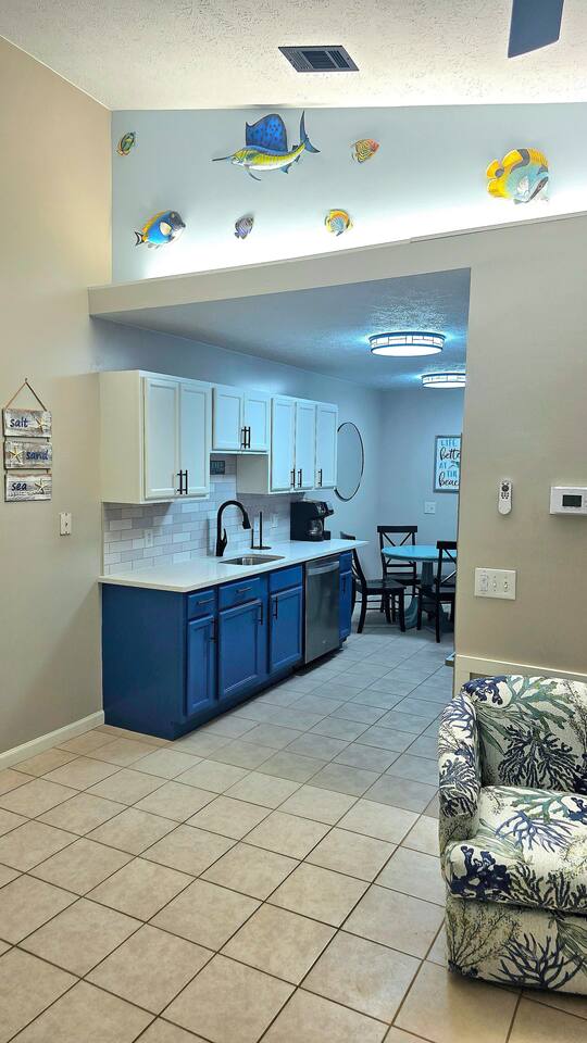 5924- Updated 2BR Duplex 4 Blocks to Beach-Sleeps6