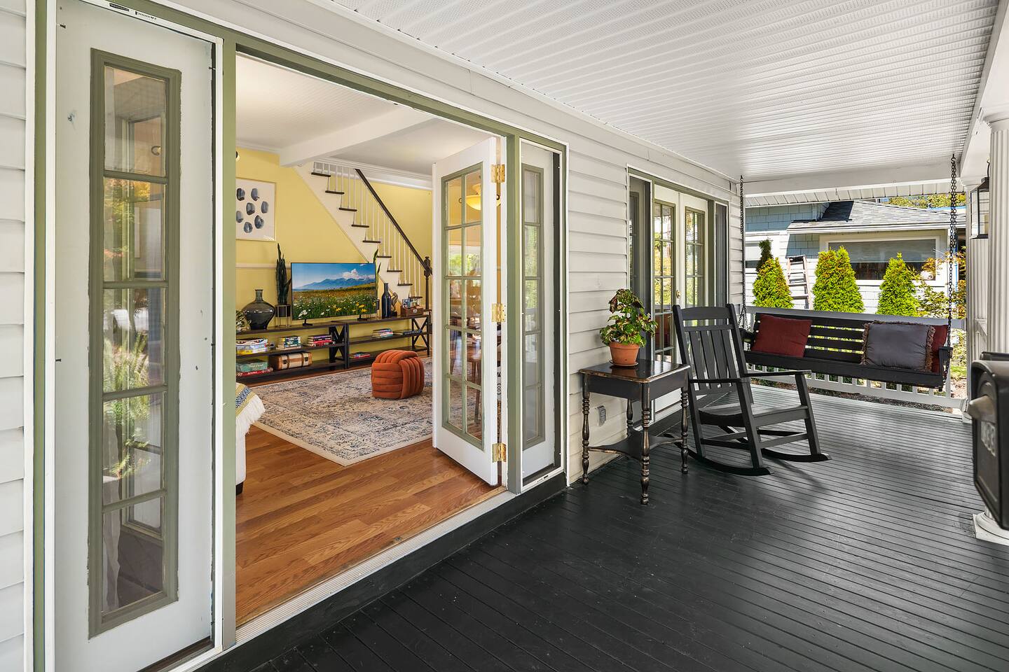 Sunny Decks•Water & Mtn Views•King Bed•AC•4 HD TVs