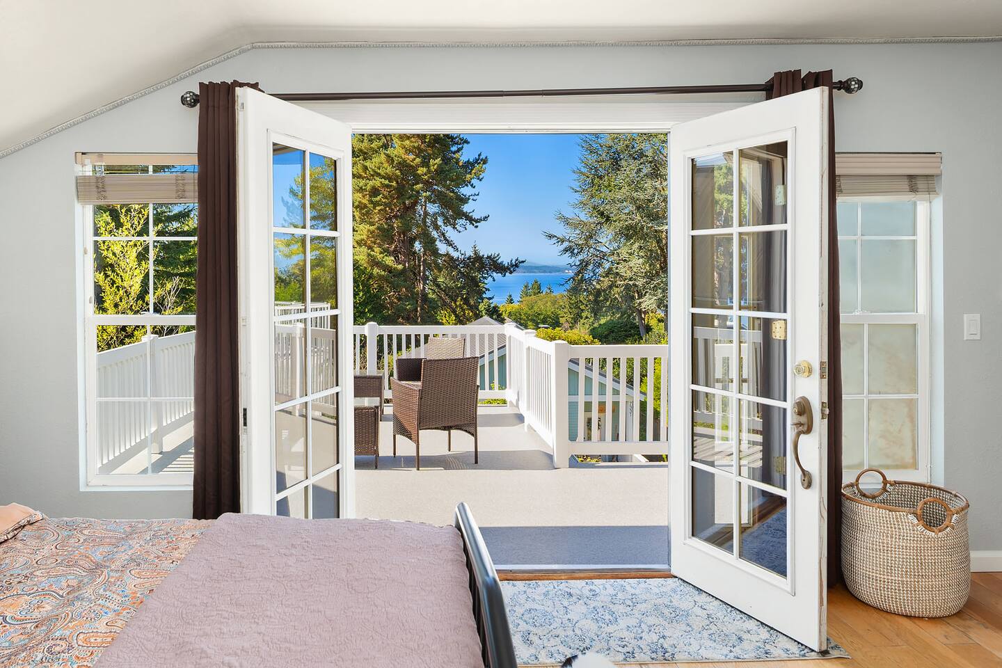 Sunny Decks•Water & Mtn Views•King Bed•AC•4 HD TVs — Seattle — vacation rental