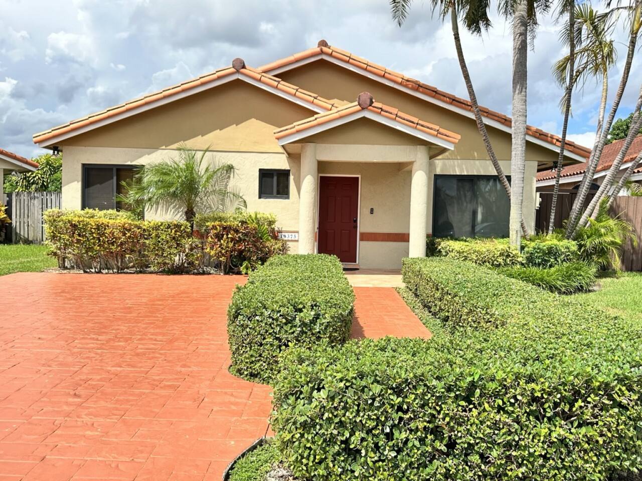 EPIC Escape/Pool Access Near Malls Airport Hospita