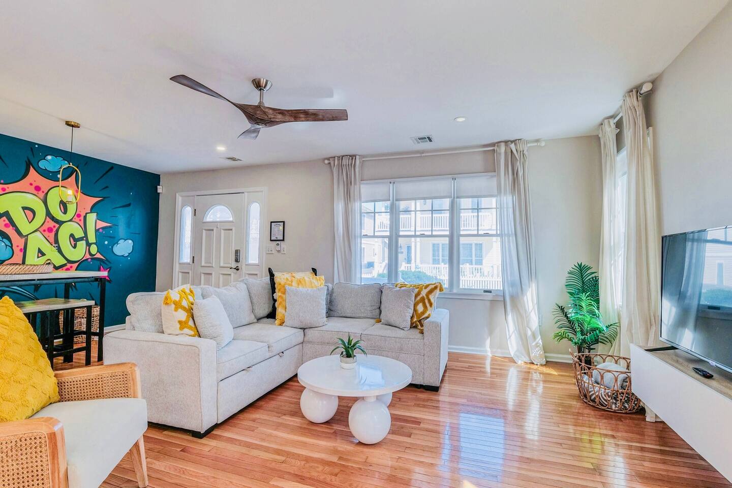 Sunrise Playce-Designer Beach Retreat + Pool Table