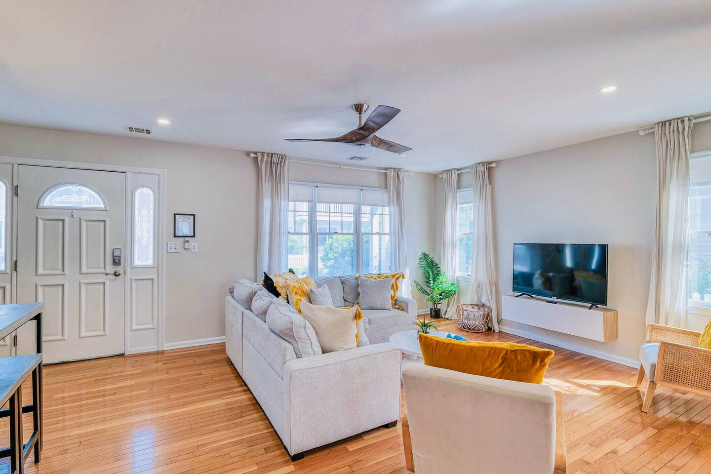 Sunrise Playce-Designer Beach Retreat + Pool Table