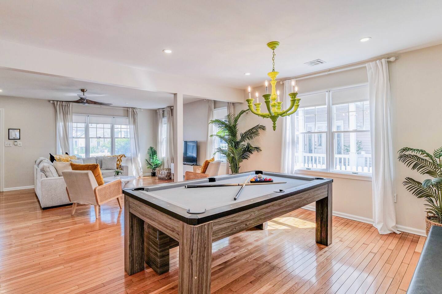 Sunrise Playce-Designer Beach Retreat + Pool Table