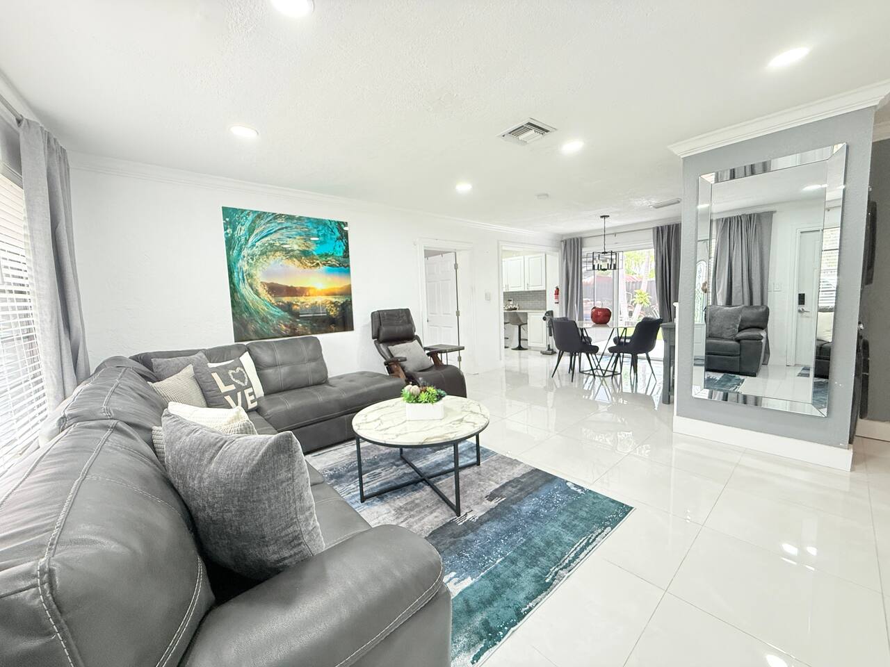 EPIC Bright Modern 3BR Home • Jacuzzi • Near Beach - Holiday Home
