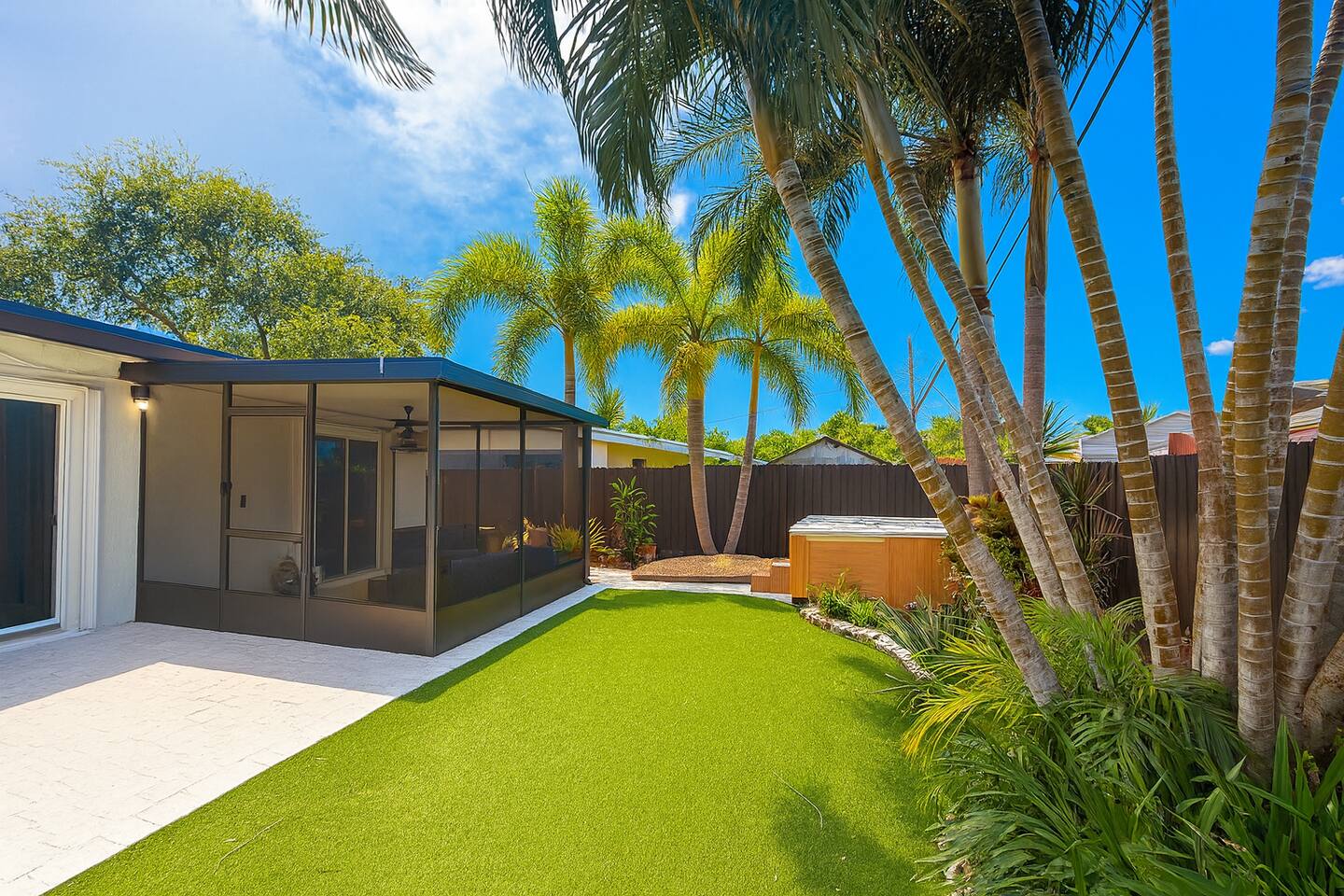 EPIC Bright Modern 3BR Home • Jacuzzi • Near Beach - Holiday Home