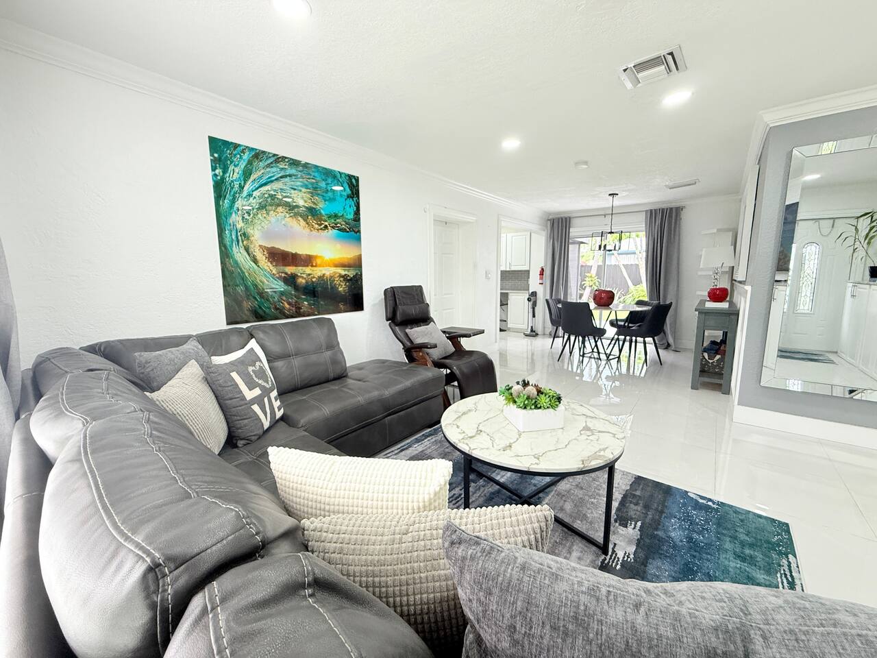 EPIC Bright Modern 3BR Home • Jacuzzi • Near Beach - Holiday Home