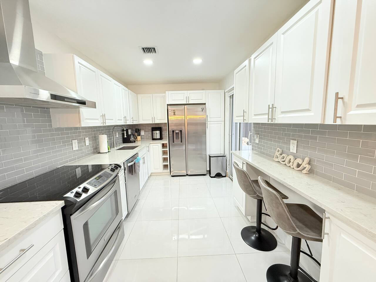 EPIC Bright Modern 3BR Home • Jacuzzi • Near Beach - Holiday Home