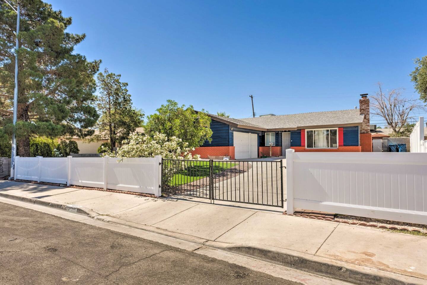 Trendy Villa near Vegas Strip with Pool hot & tub El camino - Holiday Home - Holiday Home