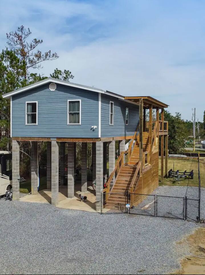 Spaciouse Waterfront with kayaks, Fishing & Deck