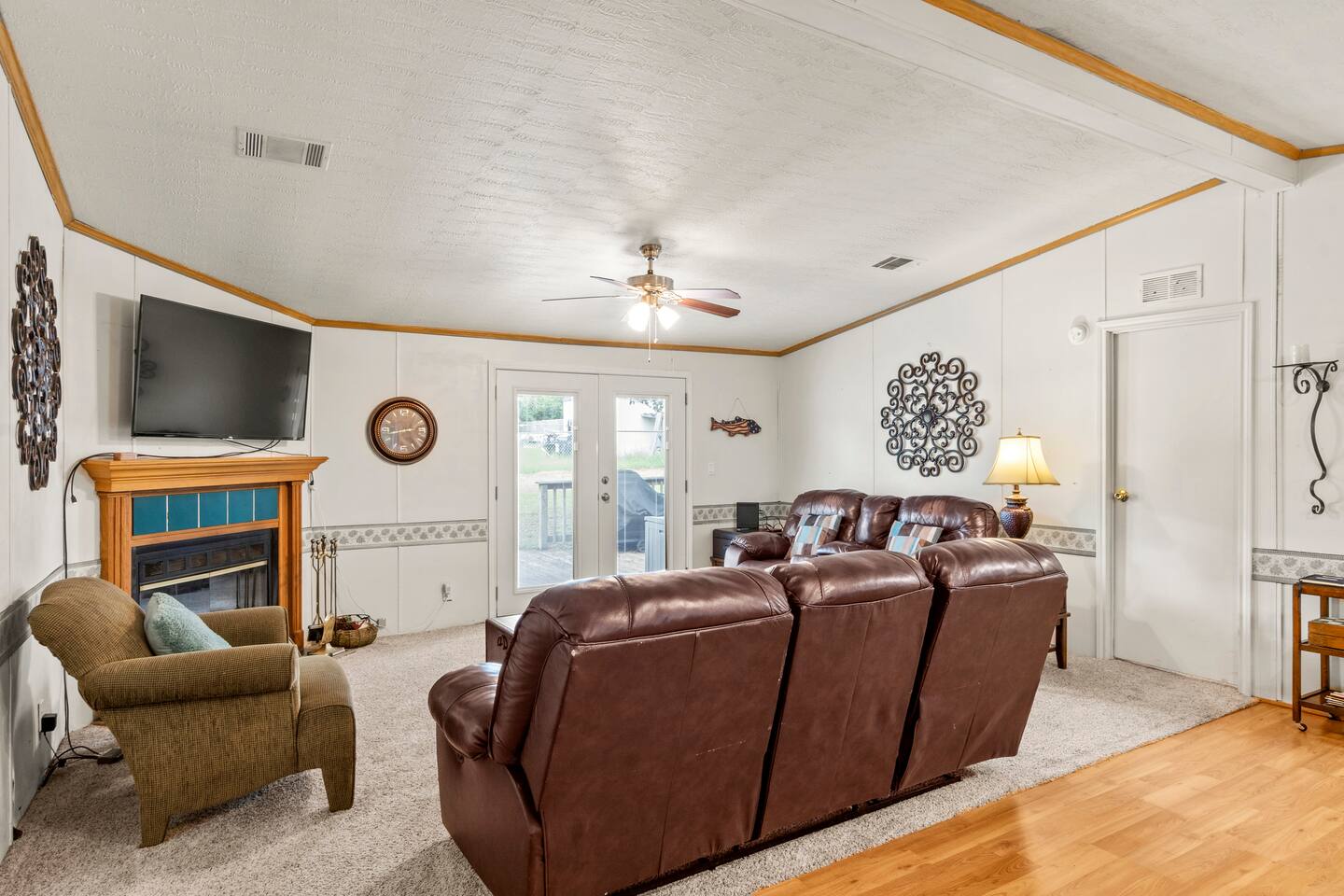Spacious & Cozy Lake house * Walk to Cedar Creek
