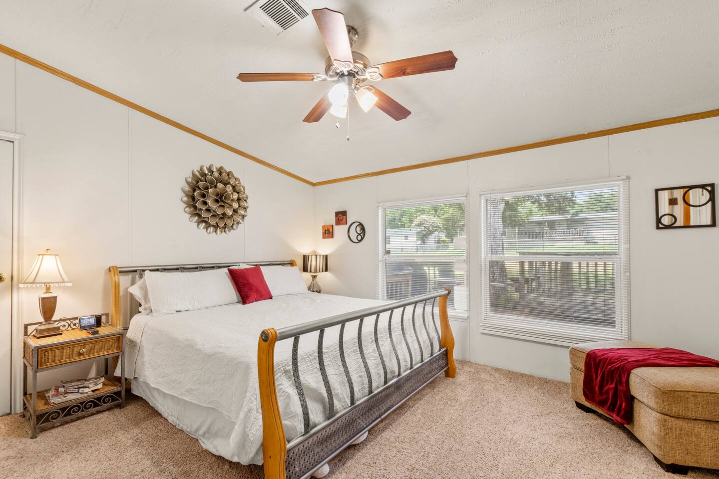 Spacious & Cozy Lake house * Walk to Cedar Creek
