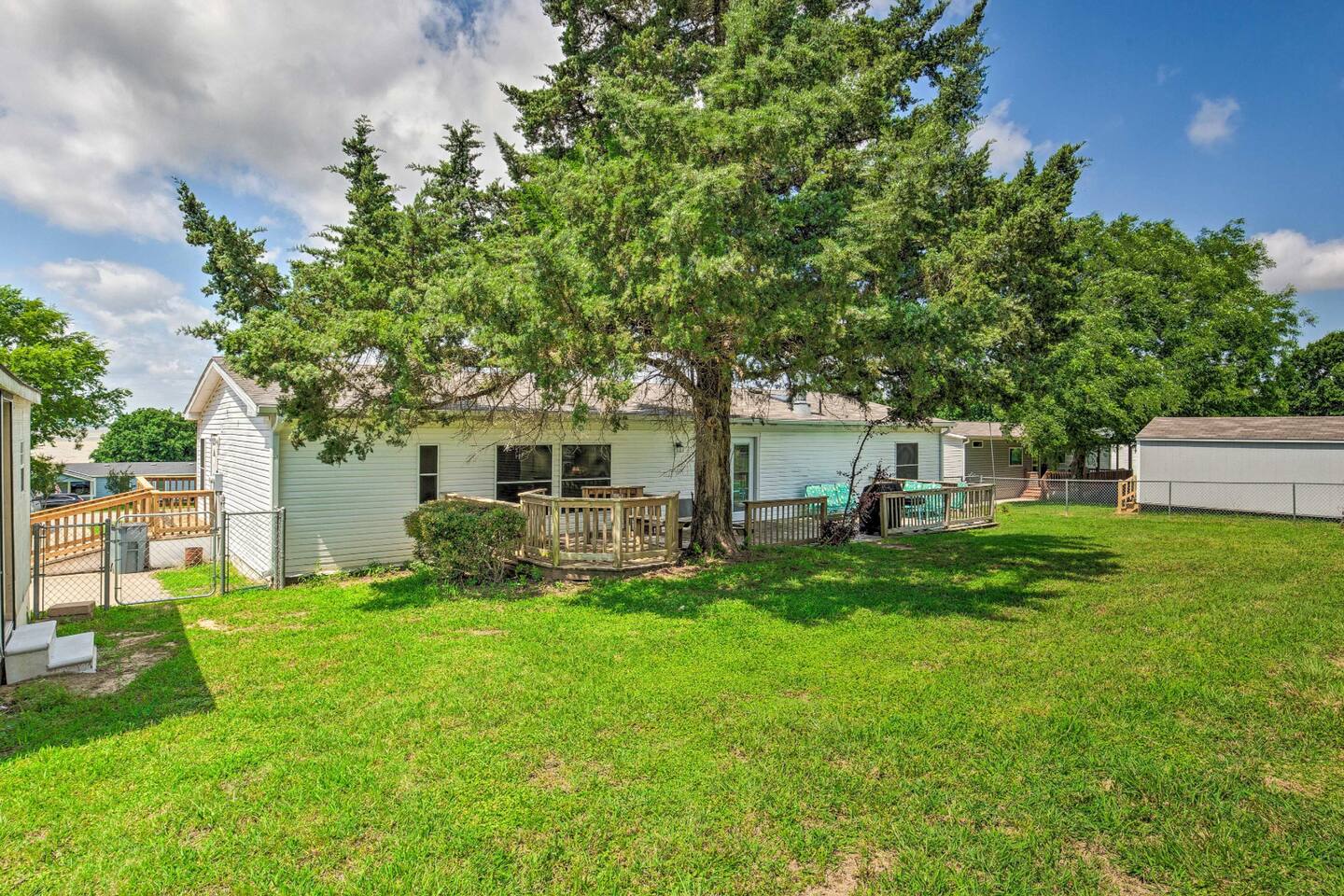 Spacious & Cozy Lake house * Walk to Cedar Creek