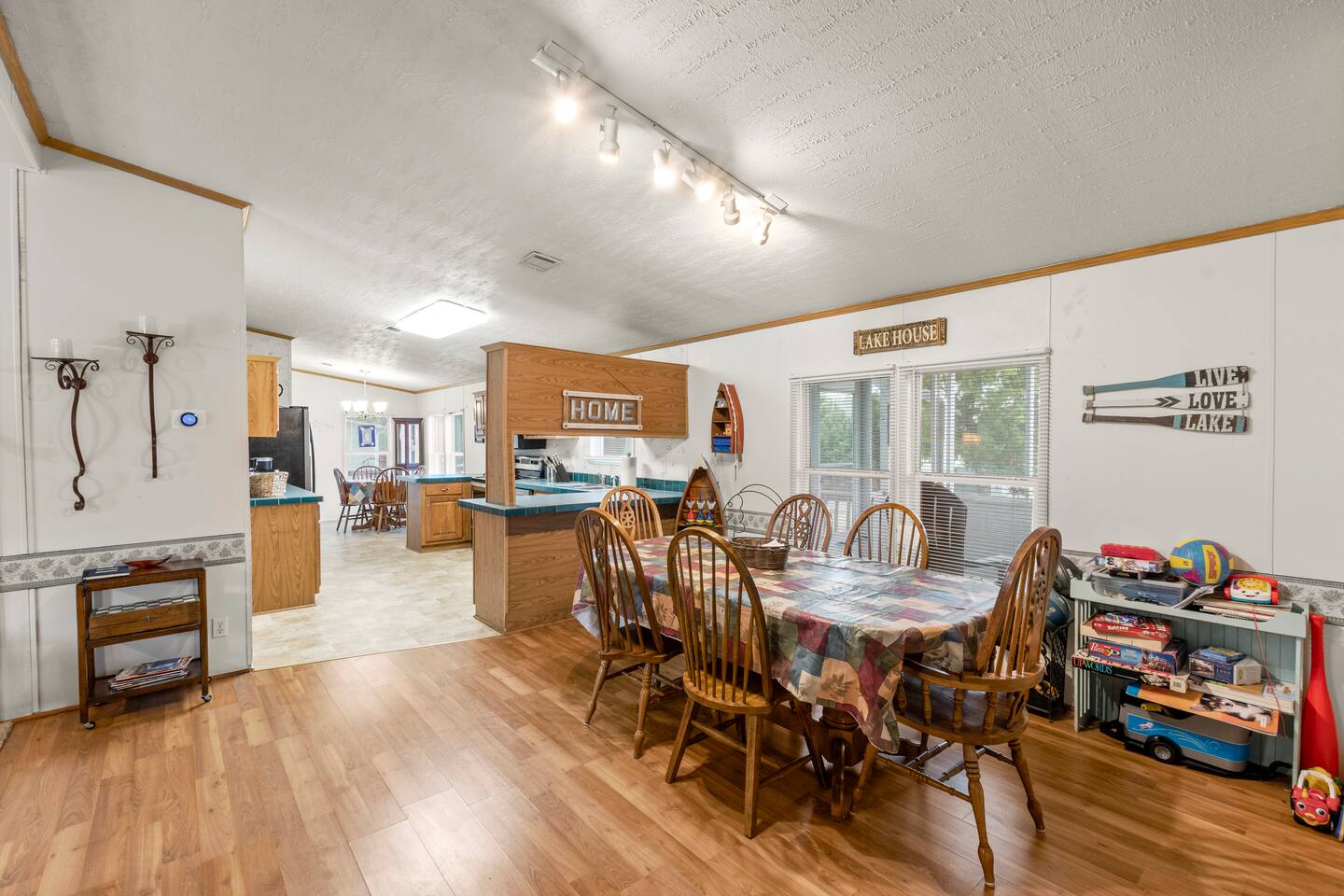 Spacious & Cozy Lake house * Walk to Cedar Creek