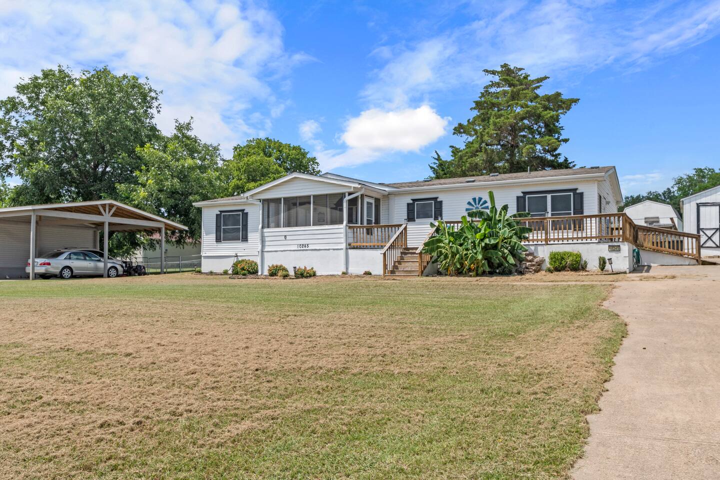 Spacious & Cozy Lake house * Walk to Cedar Creek