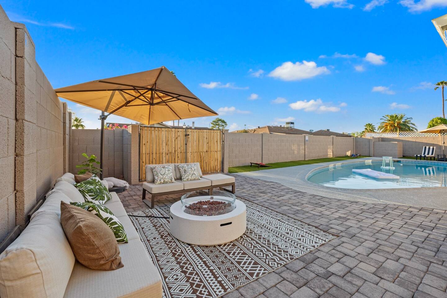 Hot Tub & Pool Getaway Near the Lakes – Prime Spot