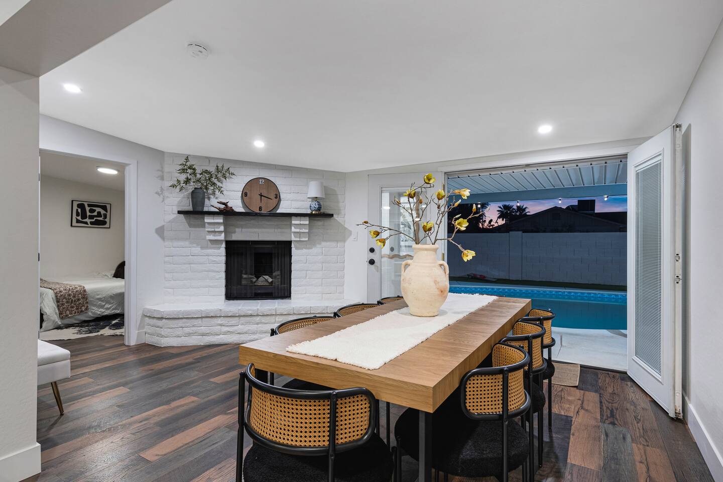 Hot Tub & Pool Getaway Near the Lakes – Prime Spot