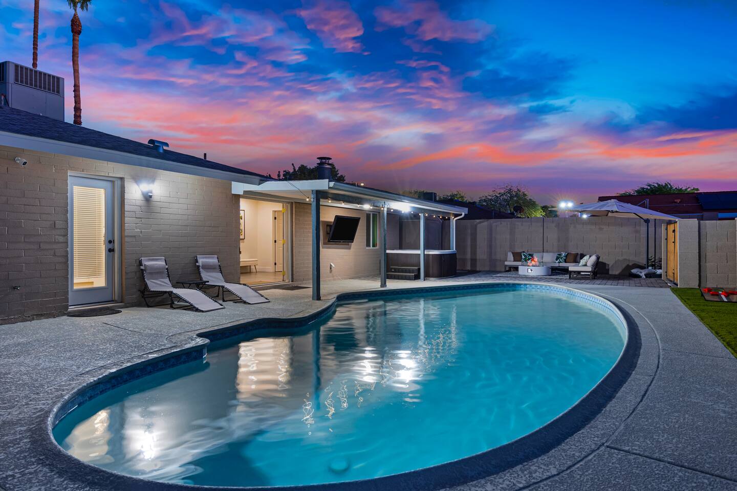 Hot Tub & Pool Getaway Near the Lakes – Prime Spot