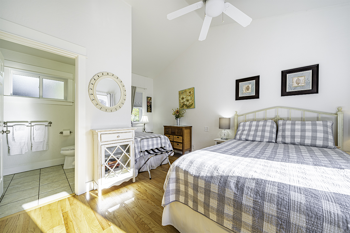 April only $150/night. Garden Suite @2nd Street — Ashland — vacation rental
