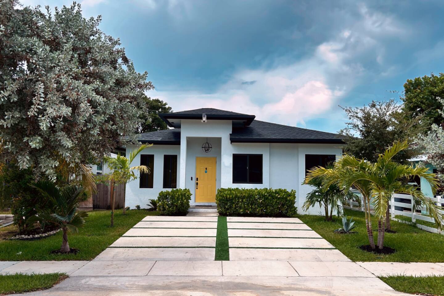 EPIC Retreat Near Beach/Hard Rock/Private Backyard β Hollywood β vacation rental