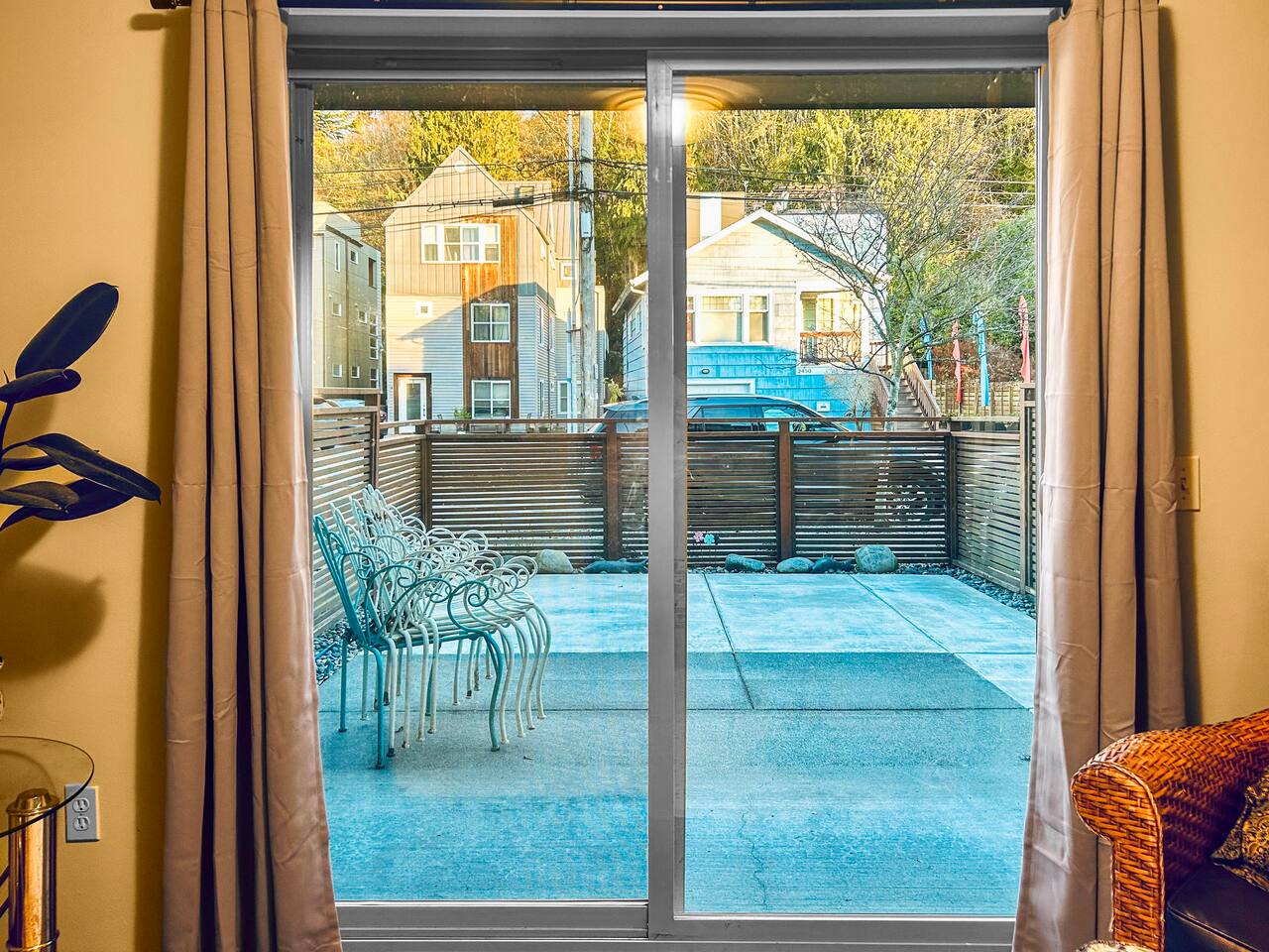 1/2 Block 2 Beach•Parking•Large Patio•EnSuite Bath