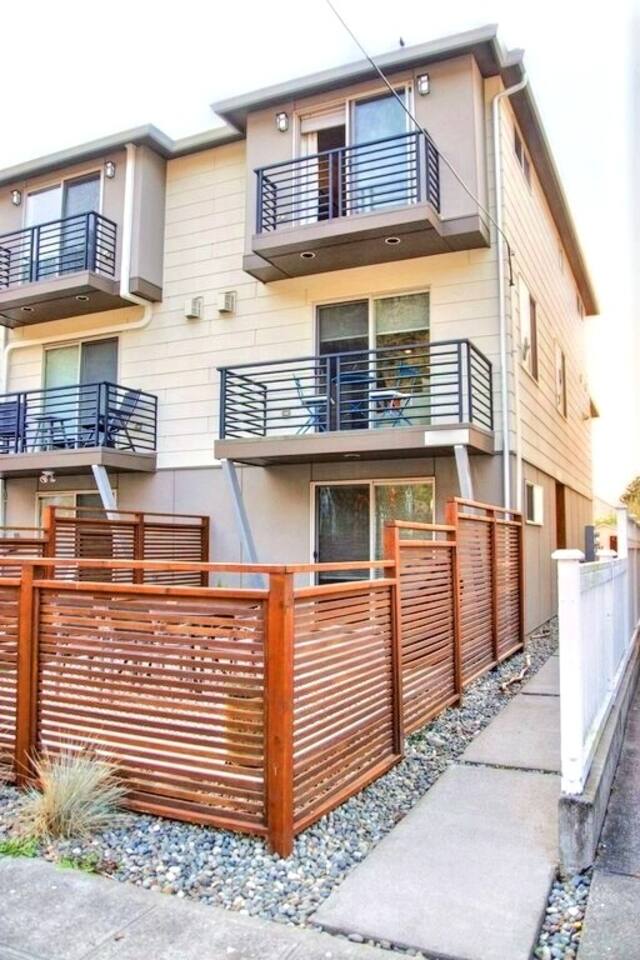 1/2 Block 2 Beach•Parking•Large Patio•EnSuite Bath