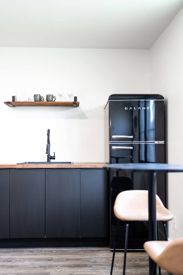 Modern Studio w/Private Patio & Close to Downtown