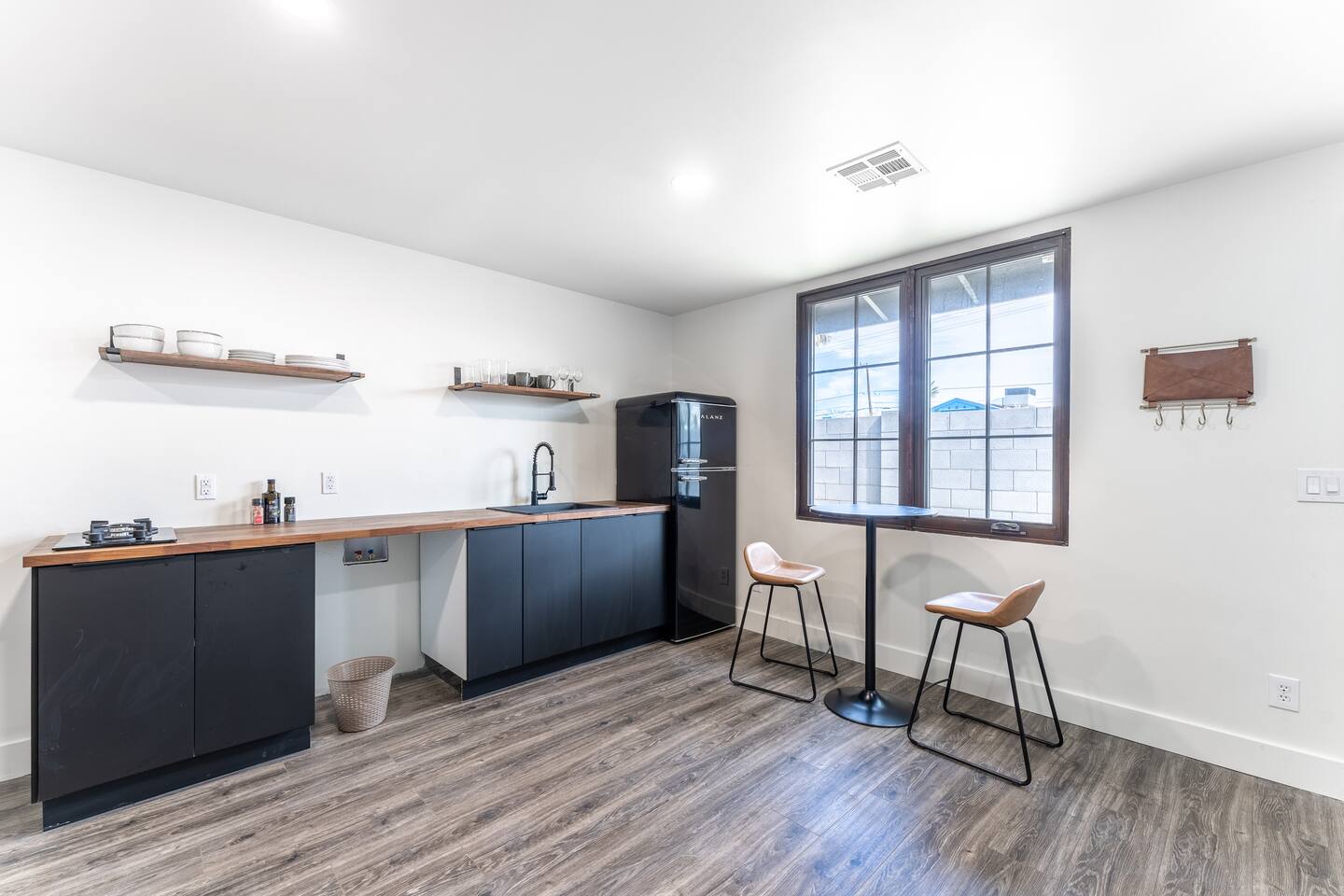 Modern Studio w/Private Patio & Close to Downtown