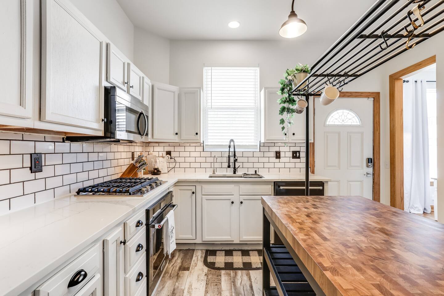 Charming 3 Bedroom Historic Flat - Steps to Lake