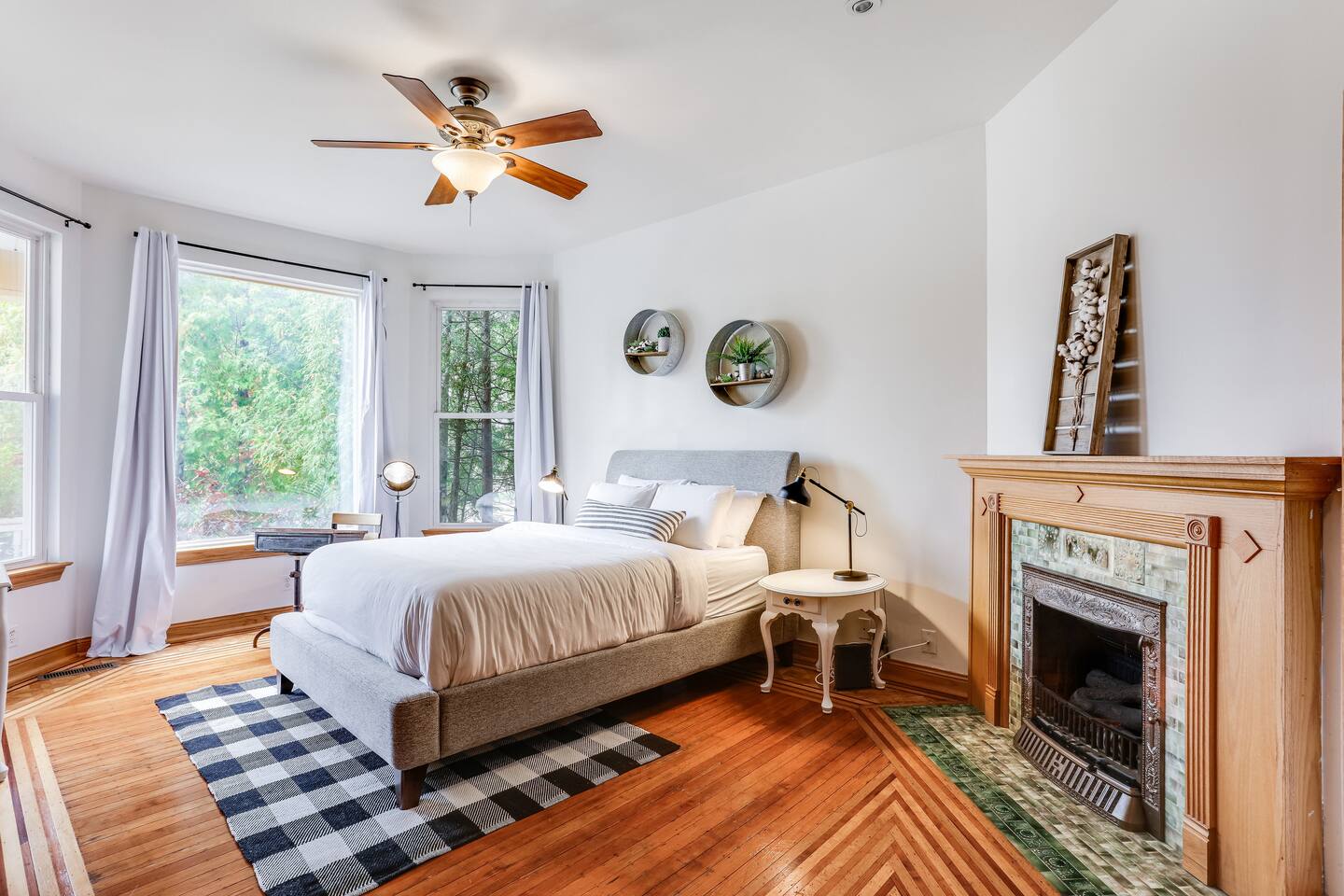 Charming 3 Bedroom Historic Flat - Steps to Lake — Racine — vacation rental