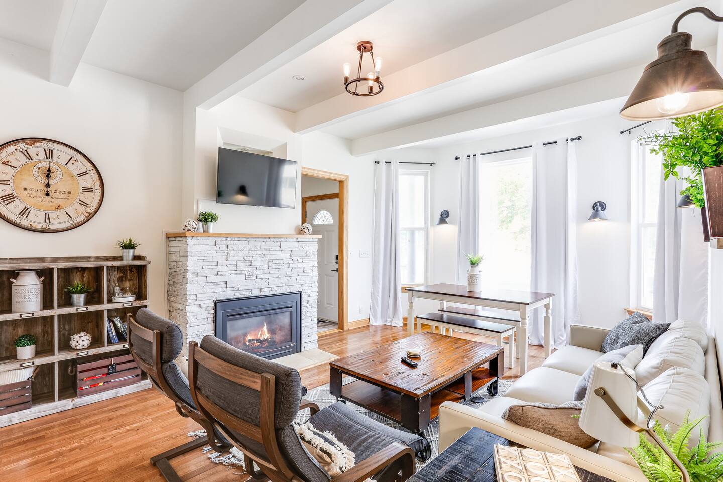 Charming 3 Bedroom Historic Flat - Steps to Lake