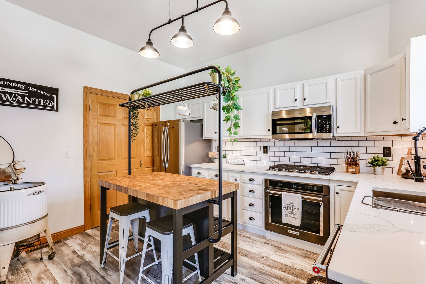 Charming 3 Bedroom Historic Flat - Steps to Lake