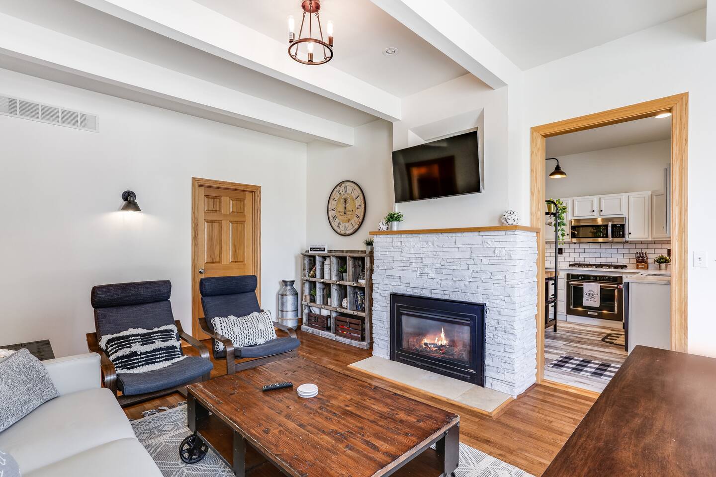 Charming 3 Bedroom Historic Flat - Steps to Lake