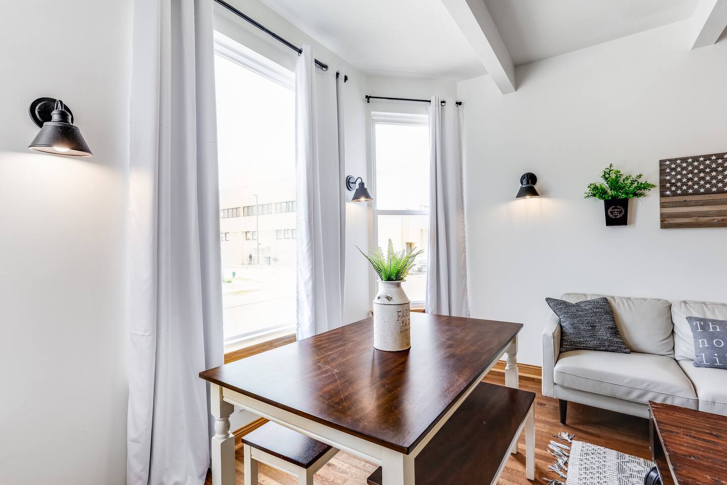 Charming 3 Bedroom Historic Flat - Steps to Lake
