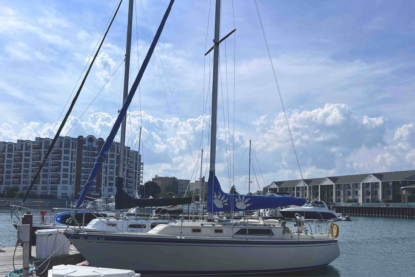 Spacious Sailboat, “Kelly Day” sleeps 4 — Racine — vacation rental