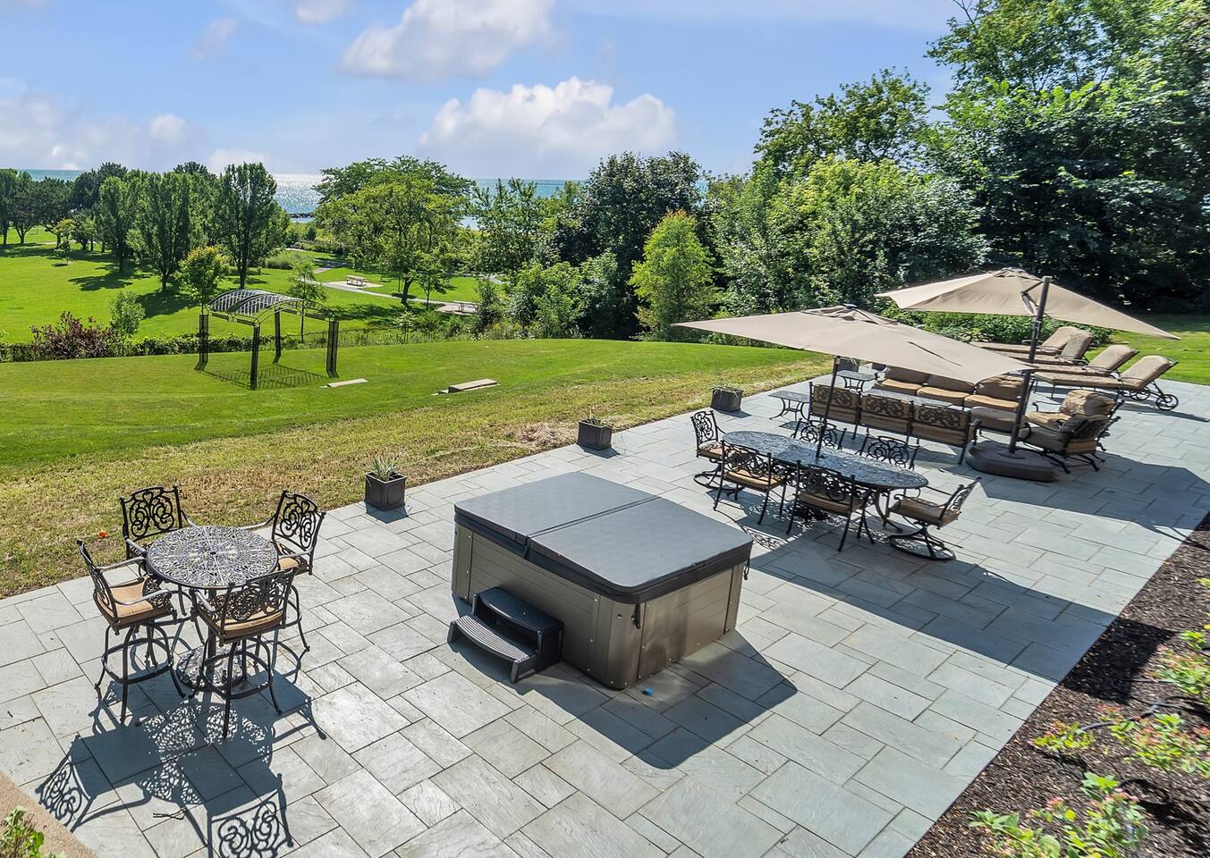 Racine Anchor House - Sleeps 25