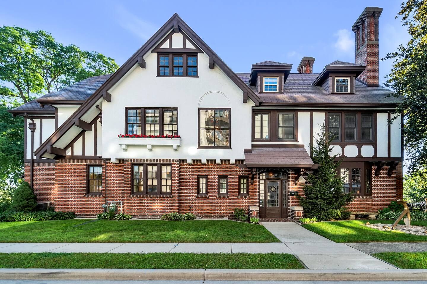 Racine Anchor House - Sleeps 25 — Racine — vacation rental