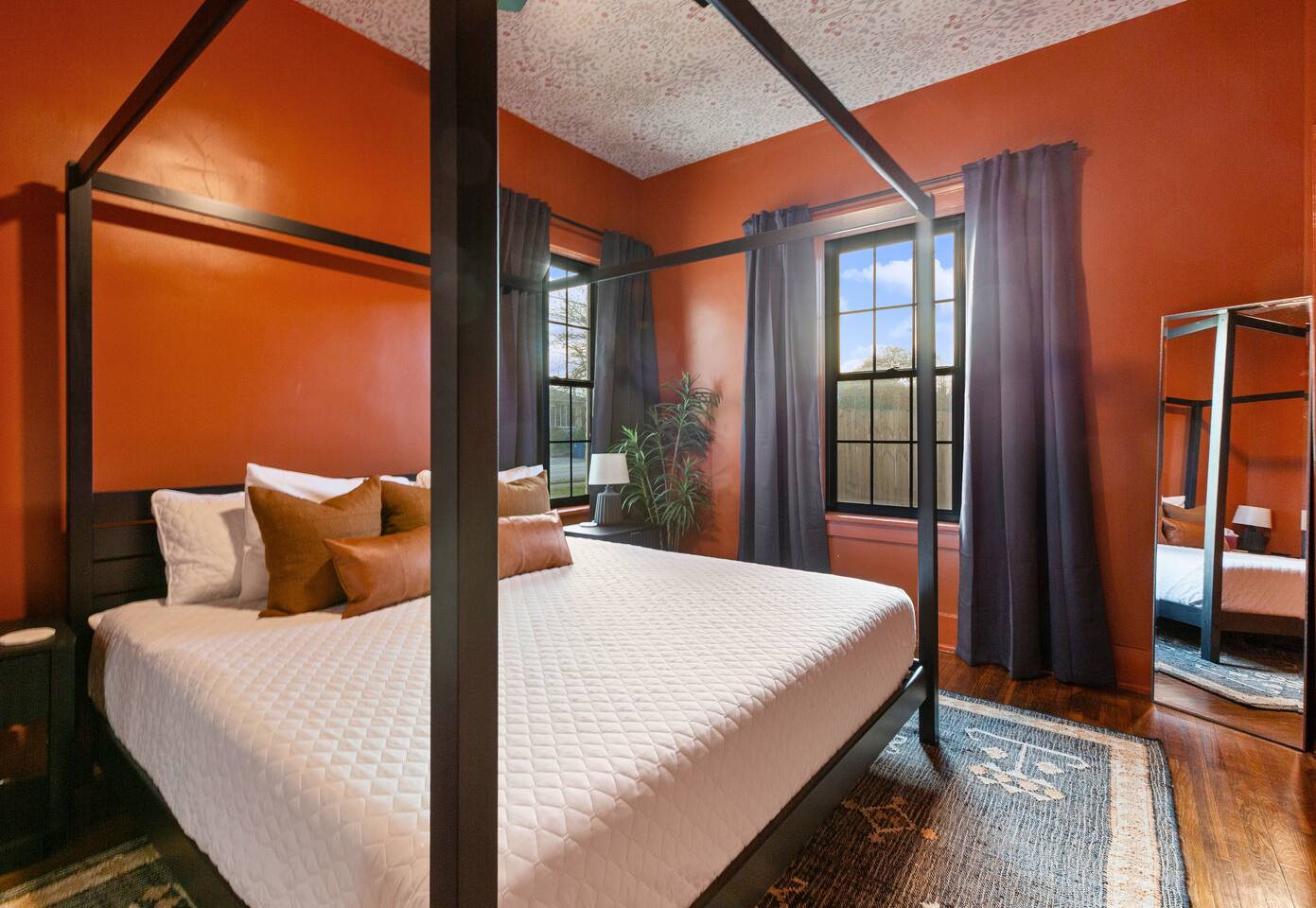 1909 BourbonTrail Gem | 4 King Beds | Fire Pit