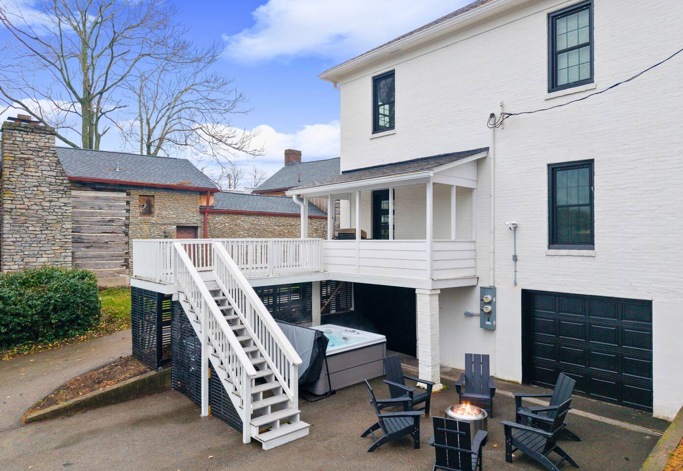 1909 BourbonTrail Gem | 4 King Beds | Fire Pit