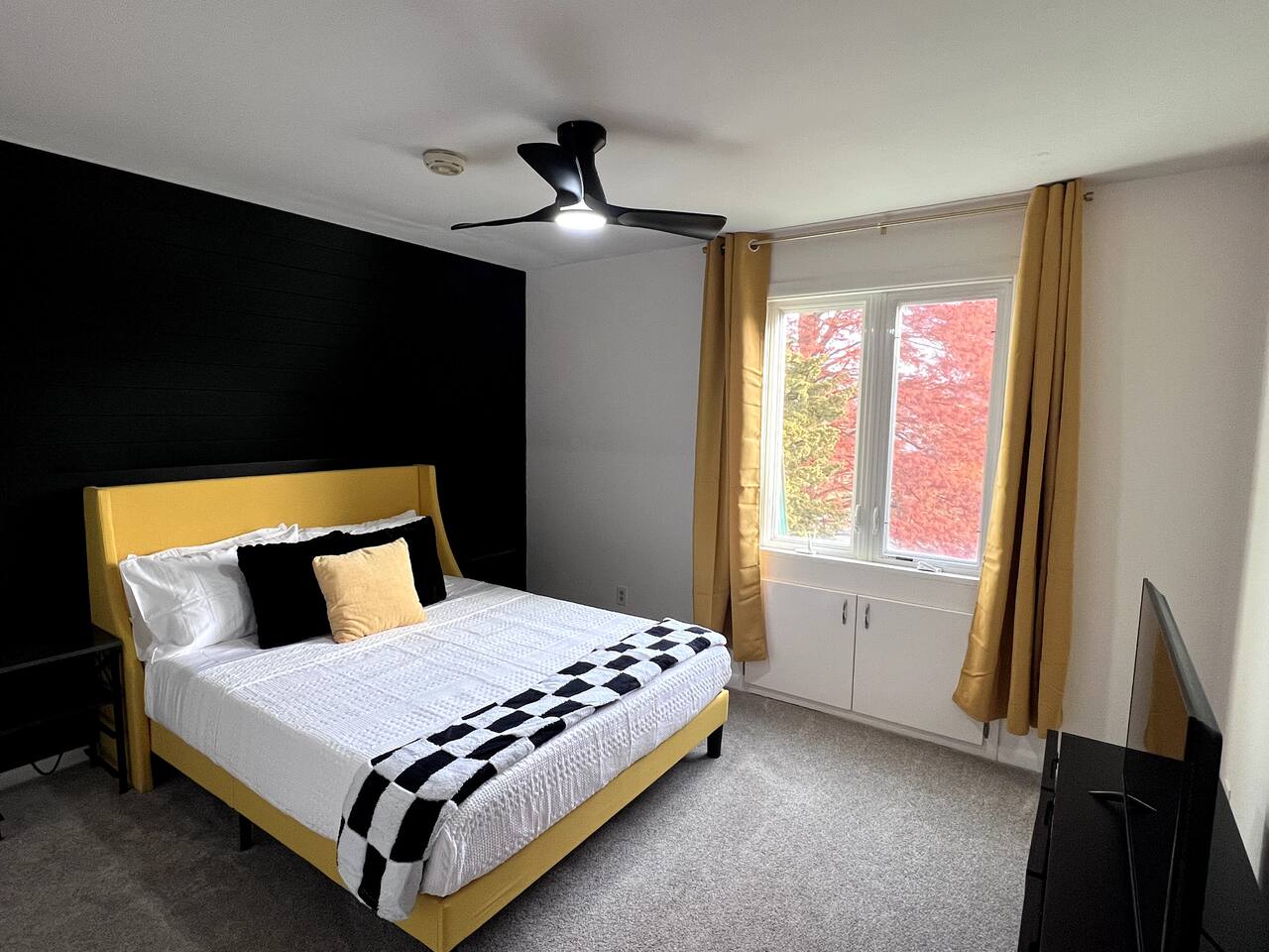 Stunning Mid-Cent Home 10 min Airport/Lucas Oil