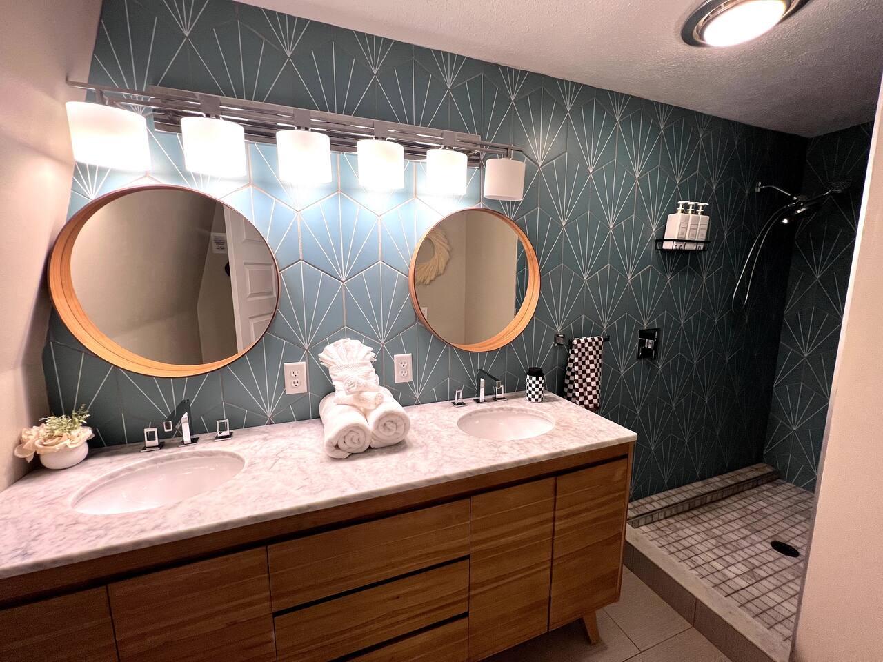 Stunning Mid-Cent Home 10 min Airport/Lucas Oil