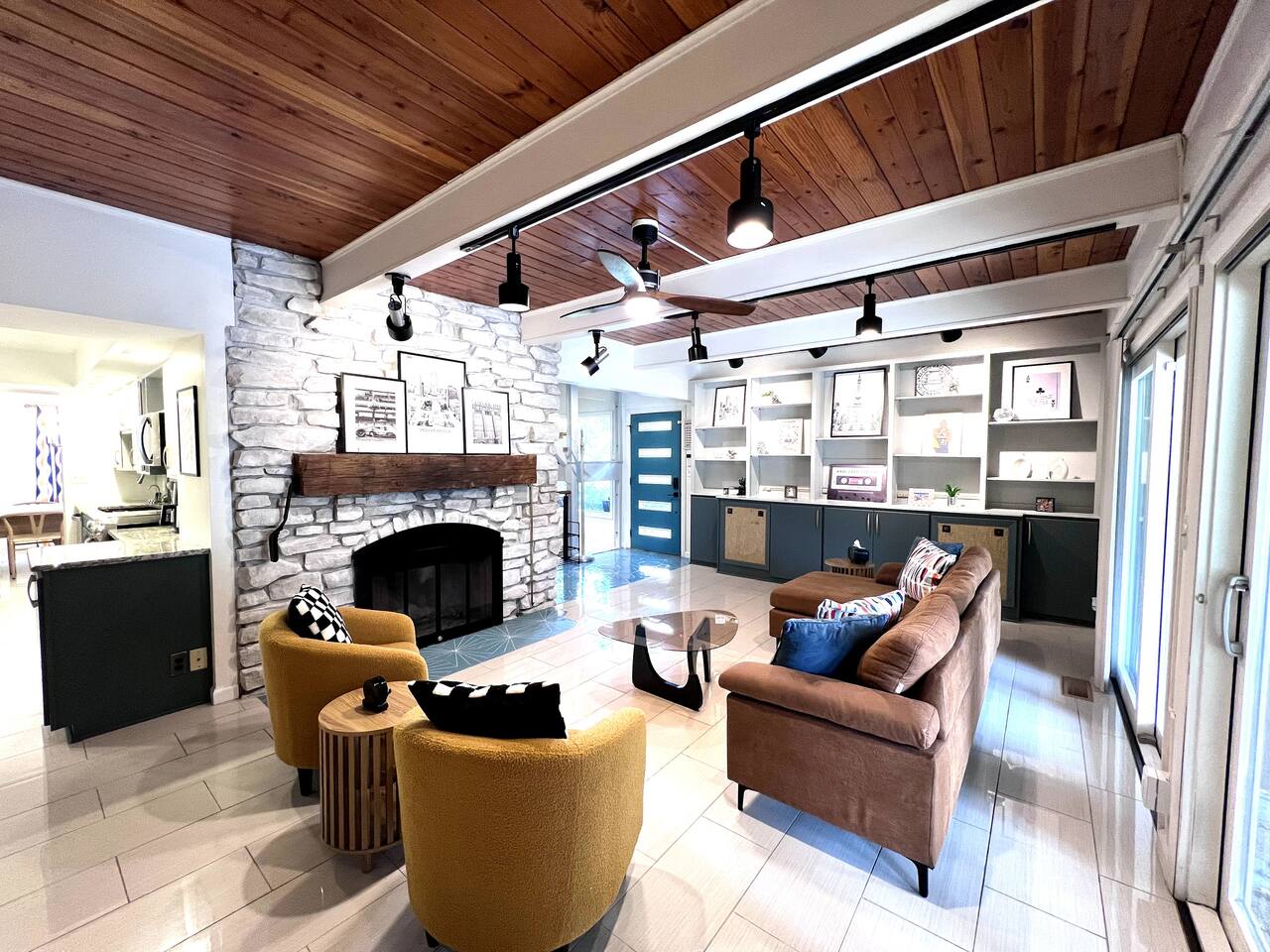 Stunning Mid-Cent Home 10 min Airport/Lucas Oil