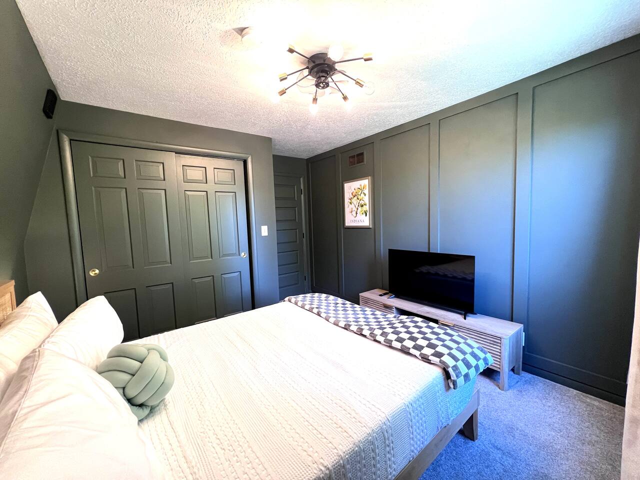 Stunning Mid-Cent Home 10 min Airport/Lucas Oil