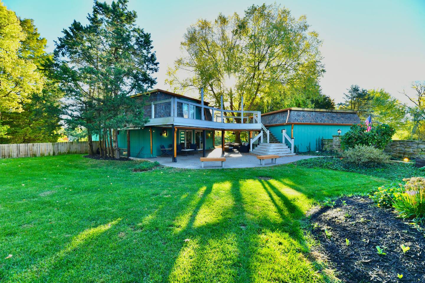 Stunning Mid-Cent Home 10 min Airport/Lucas Oil