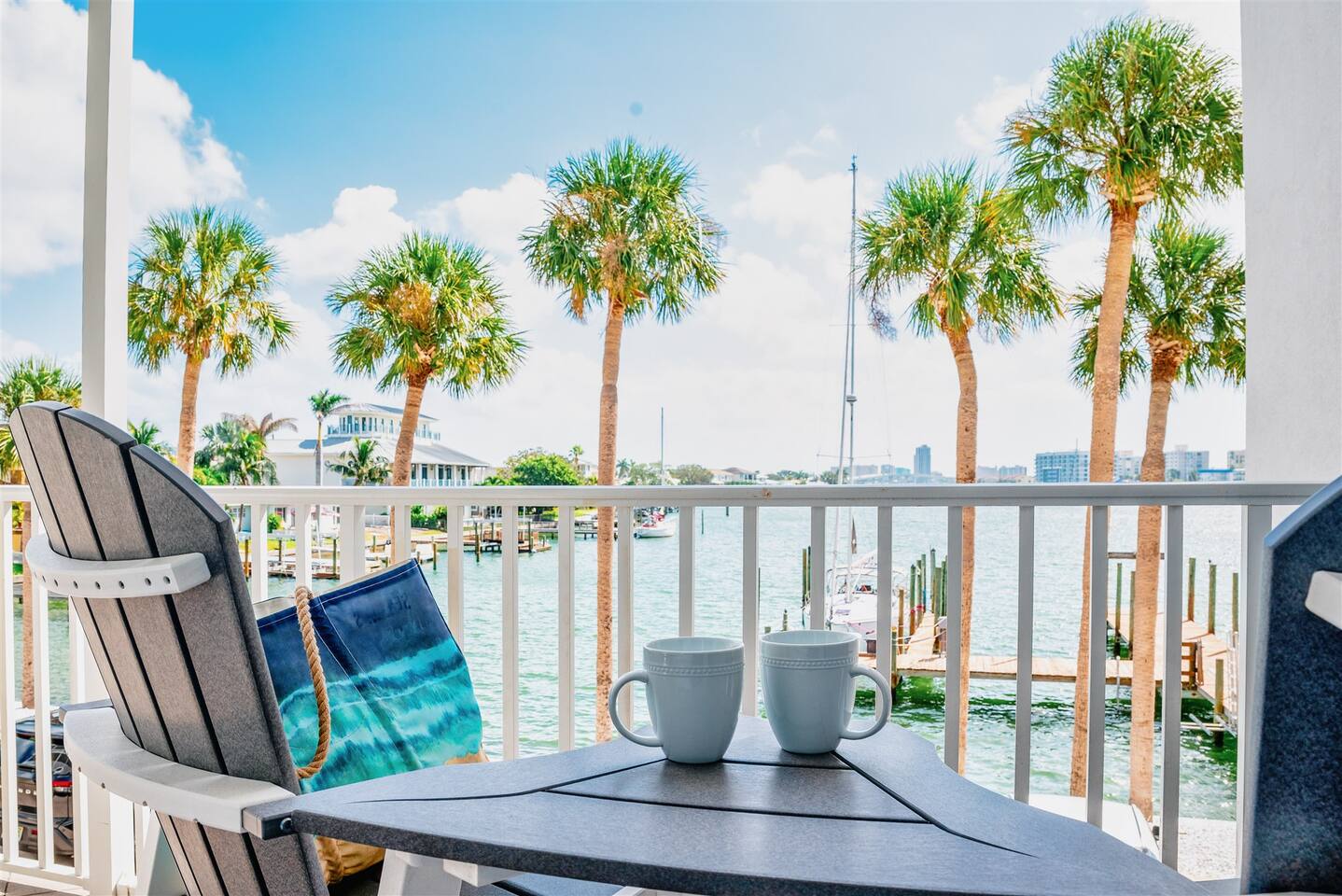 Dock Holiday, #205 Walk to Beach! Pool + Free Parking + Beach Gear