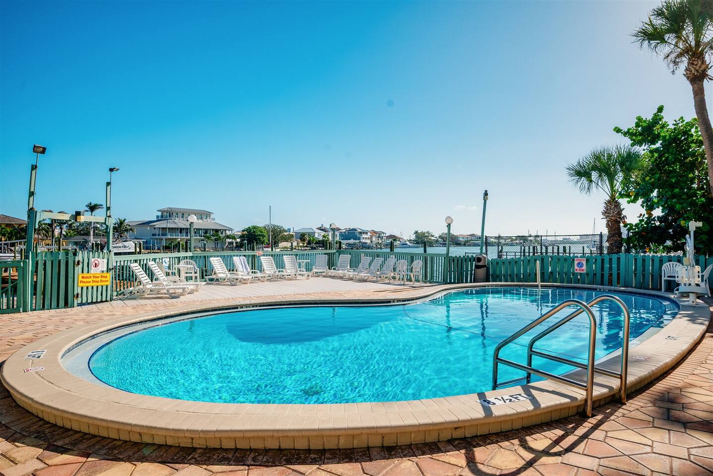 Dock Holiday, #205 Walk to Beach! Pool + Free Parking + Beach Gear