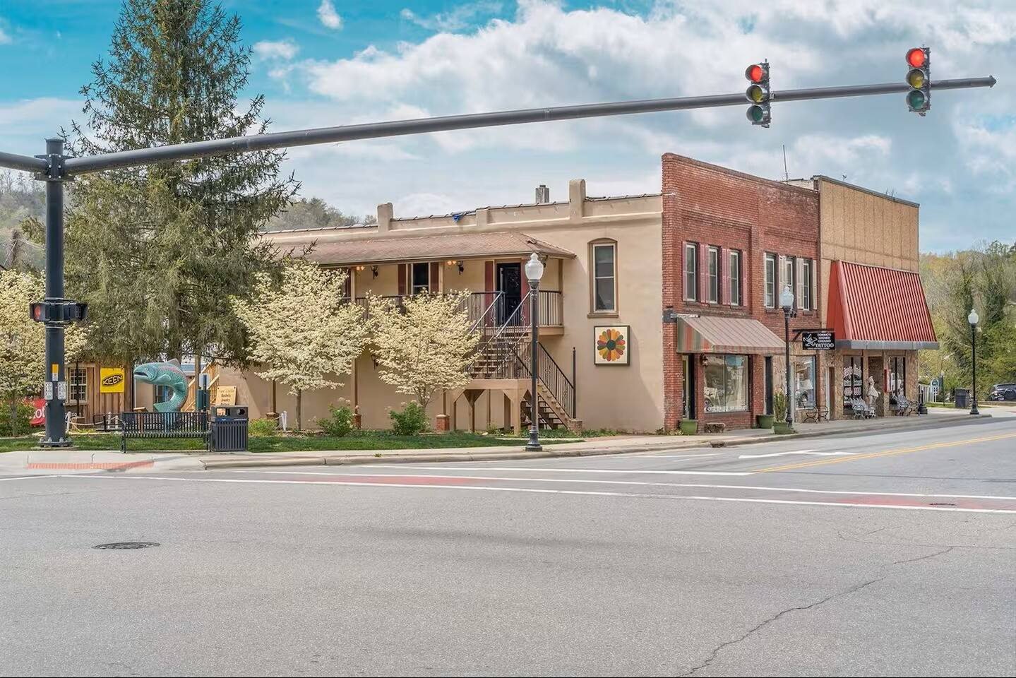 Stylish Downtown Loft: Restaurants • Shops • Train
